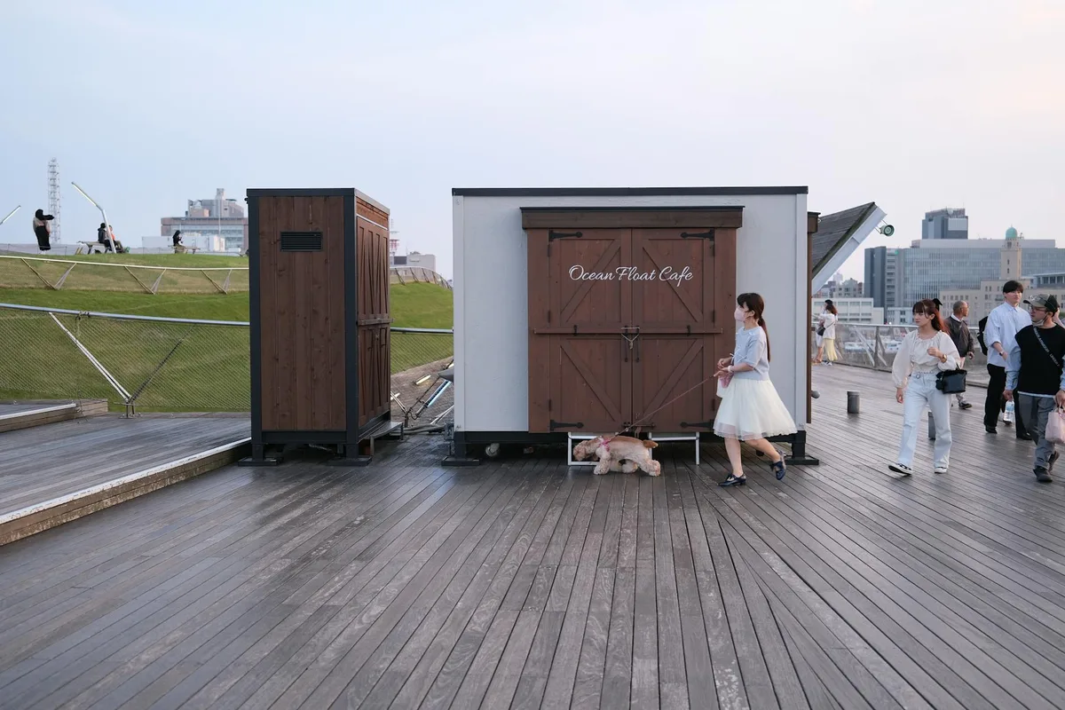 ペット同伴で立ち寄れるカフェに犬と訪れる様子
